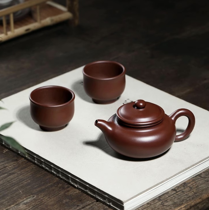 Yixing Clay Tea Set: Fang Gu Hu Teapot + 2 Cups, Purple Zhu Ni Clay 190ml - Image 2